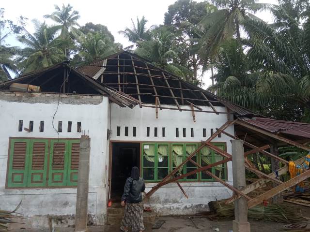 Bangunan yang rusak di Lubuk Basung