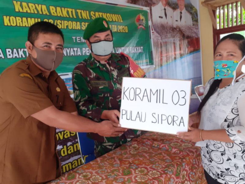 Karya Bhakti TNI Satkowil, Danramil 03 Sipora Mentawai Sambangi Warga Kurang Mampu