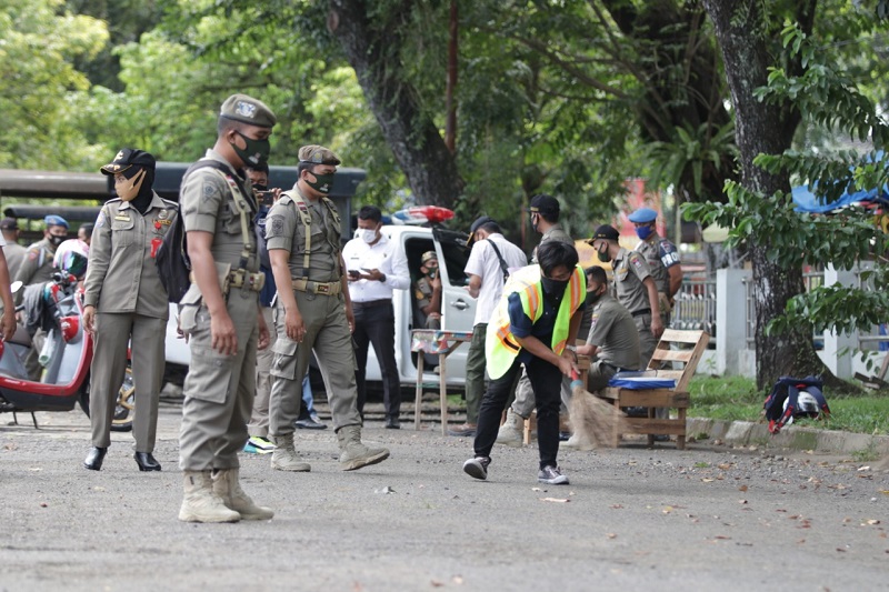 Pol PP Padang menjaring pelanggar Perda AKB (15/10/2020)