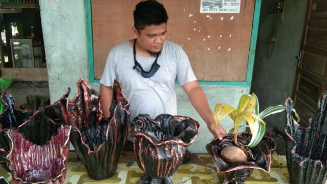 Sulap Karpet dan Handuk Jadi Pot Bunga Unik Bernilai Ekonomis