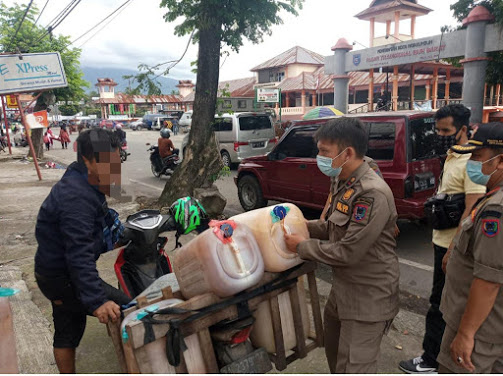 Warga yang terjaring razia AKB yang membawa 6 dirigen tuak