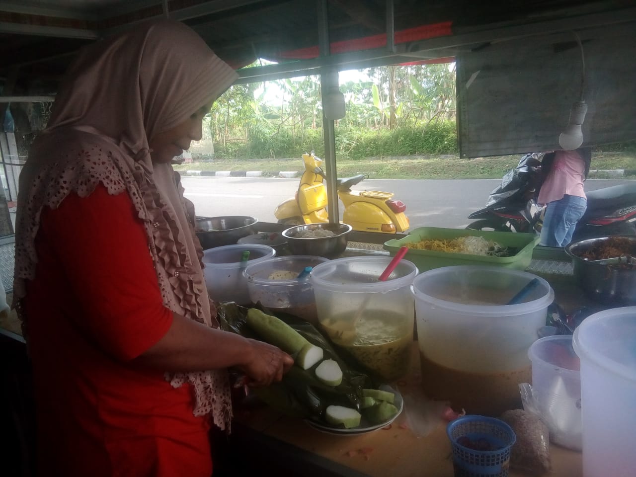 Lontong Daun Ni Nur Tetap Exist ditengah Krisis