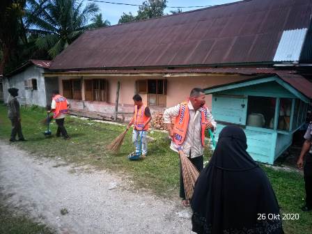 Operasi Yustisi di Tiku Tanjung Mutiara Agam, pelanggar di beri sanksi bersih-bersih