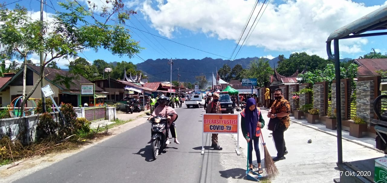 Pelanggar Perda AKB di Pasar Magek Kecamatan Kamang Magek  laksanakan Sanksi Kerja Sosial, Selasa (27/10/2020)  petugas mencatat dan menginput para pelanggar ke aplikasi sipelada