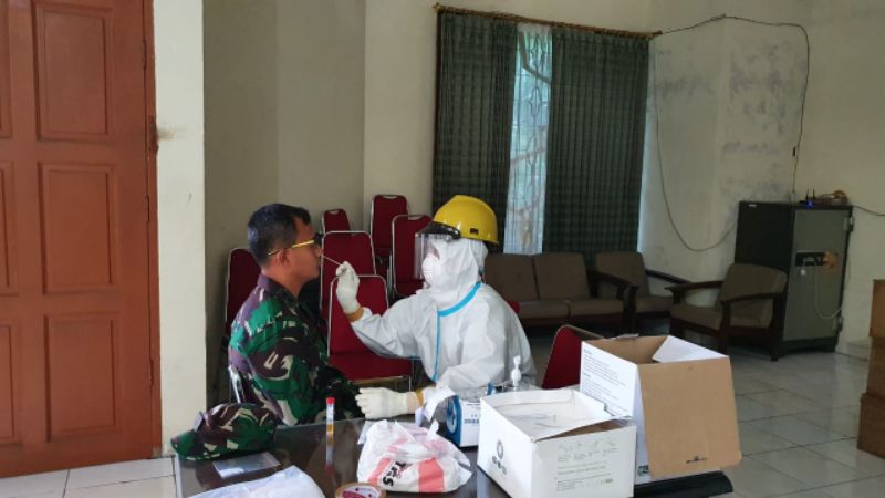 SE Bupati Berlaku, Dandim 0319 Mentawai Tinjau Pelaksanaan Swab Test Hari Pertama di Padang