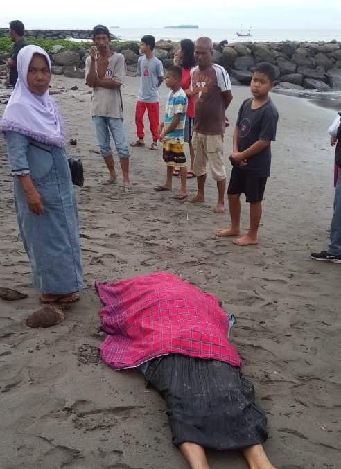  foto: jenazah AB ditemukan warga di pinggir pantai simpang one desa naras I