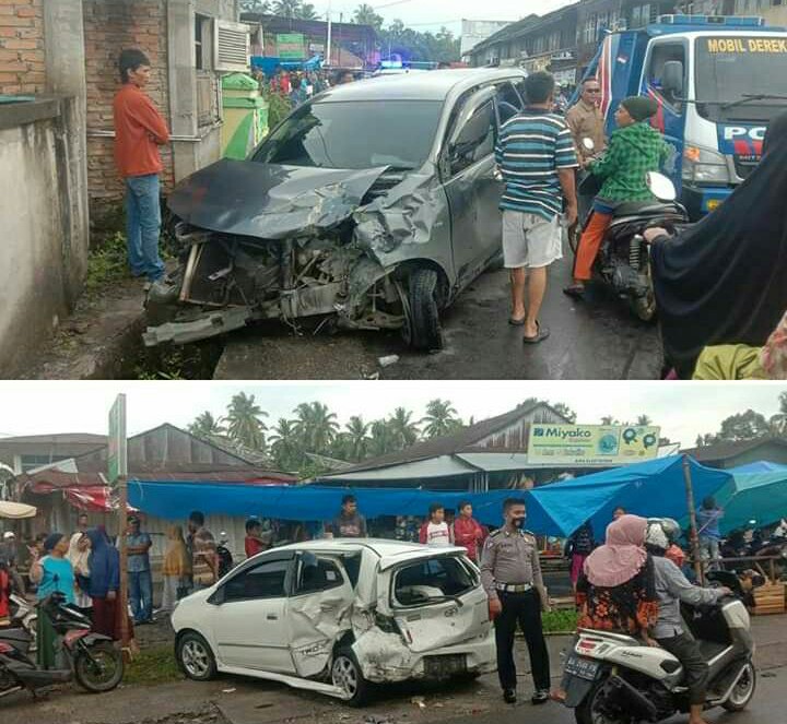 Dua kendaraan roda empat yang terlibat kecelakaan di pasar pakandangan