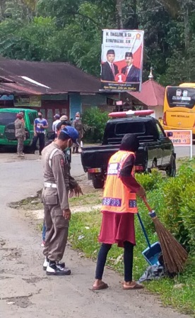 Pelanggar Dalam Operasi Yustisi sedang menjali sanksi kerja sosial di PalembayanPendataan Pelanggar Dalam Operasi Yustisi di Palembayan