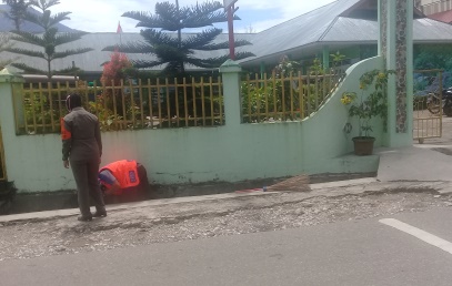 Pelangggar yang terjaring Operasi Yutisi Di Kubang Putiah Banuhampu sedang jalani sanksi kerja sosial, Senin (09/11/2020)