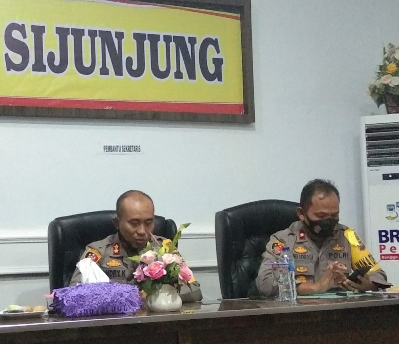 Konfrensi pers terkait kasus dugaan Tipikor dua pimpinan DPRD Sijunjung di Mapolres setempat