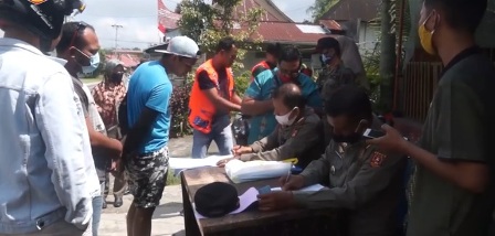 para pelanggar perda AKB di sungai pua sedang di data petugas pendataan pelanggaran, Kamis (19/11/2020)