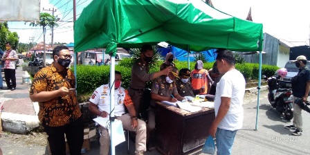 para pelanggar sedang di data petugas saat razia di Pasar Padang Baru Lubuk Basungpara pelanggar sedang menjalani sanksi kerja sosial di Pasar Padang Baru Lubuk Basung