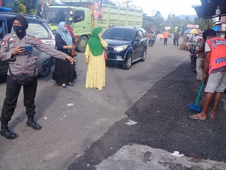 pelanggar operasi yutisi di pasar mudiak lubuk basuang sedang menjalani sanksi kerja sosial, Selasa (10/11/2020)