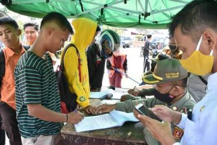 petugas sedang mengentrikana data pelanggar ke SIPALADA di Pasar Lawang Matur, Jumat (13/11/2020/), 