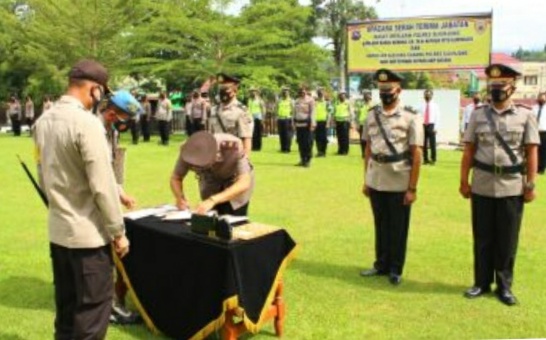 Serah terima jabatan kasat Intelkam dan Kapolsek Tanjung Gadang di halaman Mapolres setempat