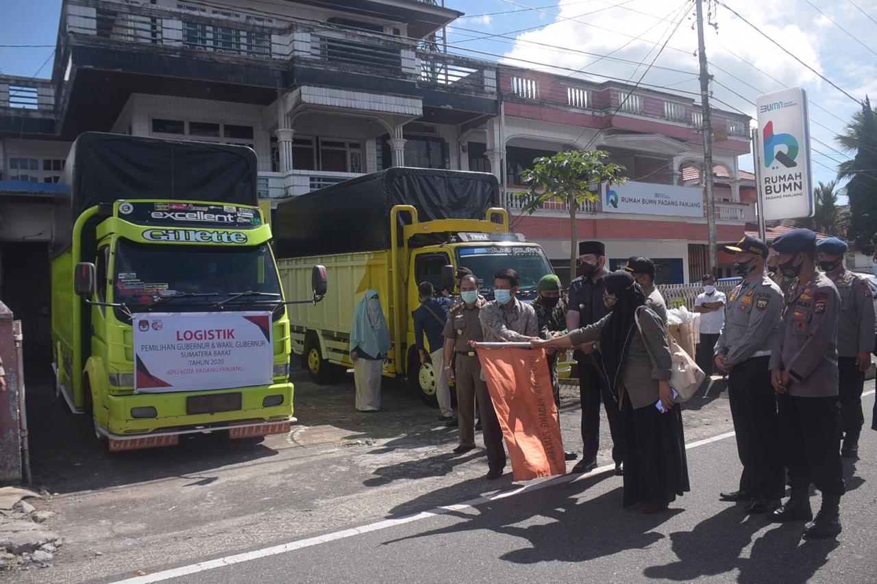 Wako Padang Panjang, Fadly Amran lepas pendistribusian logistik pemilu dari gudang logistik KPU Padang Panjang,Selasa,(08/12.2020). (Foto : Edi Fatra)