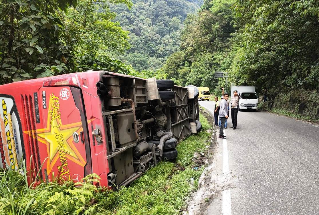 Bus Simpati Star nopol BL 7812 AA
 dengan 5 orang penumpang terbalik di jalan raya Padang Bukittinggi