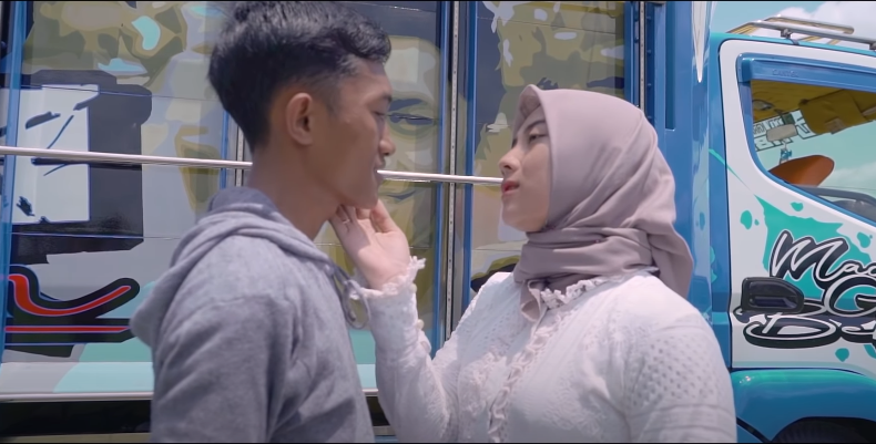 Lirik Dalam Sepiku Kaulah Canduku Rendi Andika ft. Miita Mpot (Foto: BlackTeam Music Channel)