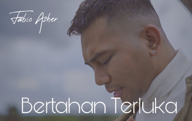 Chord Bertahan Terluka oleh Fabio Asher, Kunci Gitar C G Am Dm (foto: youtube Fabio Asher)