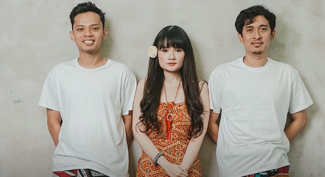 Profil dan Biodata Band Soegi Bornean yang Viral Melalui Lagu Asmalibrasi (sumber foto:instagram soegiborneanofficial)Fanny Soegy (sumberfoto:instagram Fanny Soegi)profil dan biodata Damar Komar (sumber foto:instagram damar komar)profil dan biodata Aditya