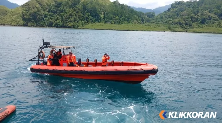 Tim Basarnas Padang melakukan pencarian korban tenggelam terseret ombak. (Foto: Istimewa)
