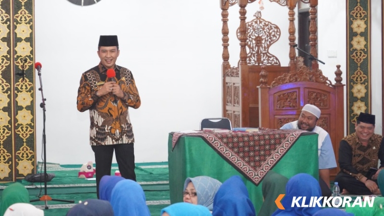 Wakil Walikota Padang, Ekos Albar tengah berikan sambutan dalam kegiatan pembinaan Majelis Taklim. (Foto: Istimewa)