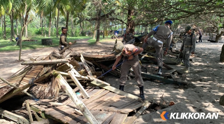 Petugas Satpol PP Padang tengah membongkar sejumlah pondok di Padang. (Foto: Istimewa)