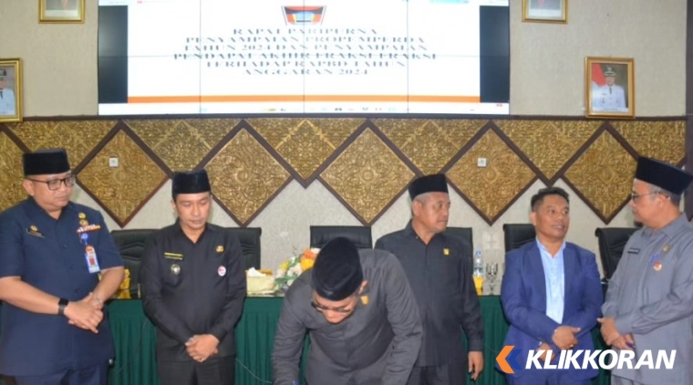 Ketua DPRD Padang menandatangani Ranperda APBD Kota Padang 2024