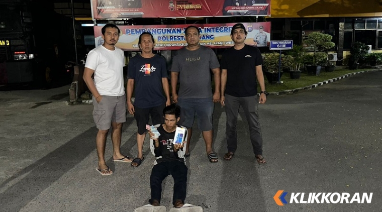 Tim Klewang Satreskrim Polresta Padang mengamankan pelaku pencurian HP. (Foto: Istimewa)