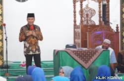 Wakil Walikota Padang, Ekos Albar tengah berikan sambutan dalam kegiatan pembinaan Majelis Taklim. (Foto: Istimewa)