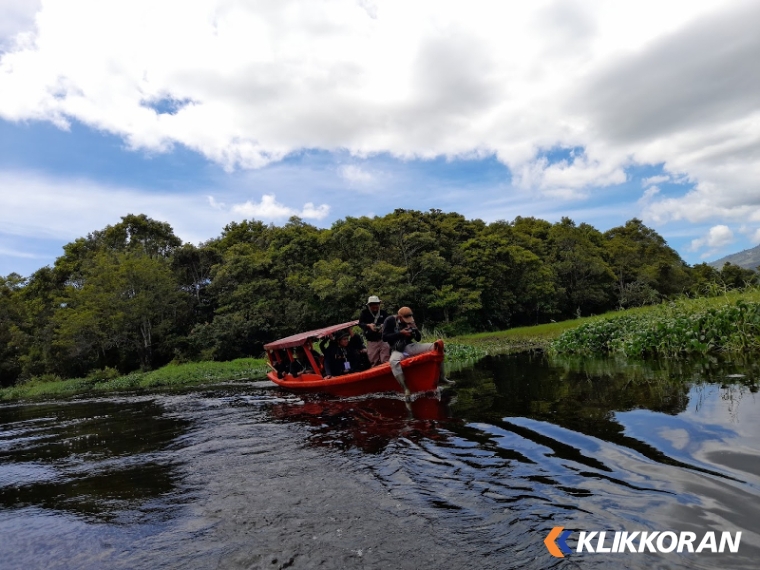 Sekelompok orang yang menaiki kapal di Rawa Bento (foto: Google Maps/Niko Citrawandi)