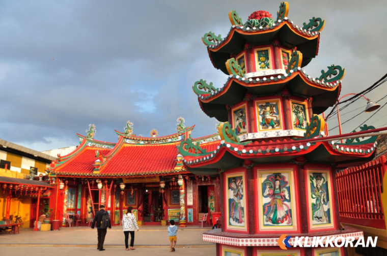 Vihara Tri Dharma Bumi Raya Pulo Gebang (foto: travelingyuk)