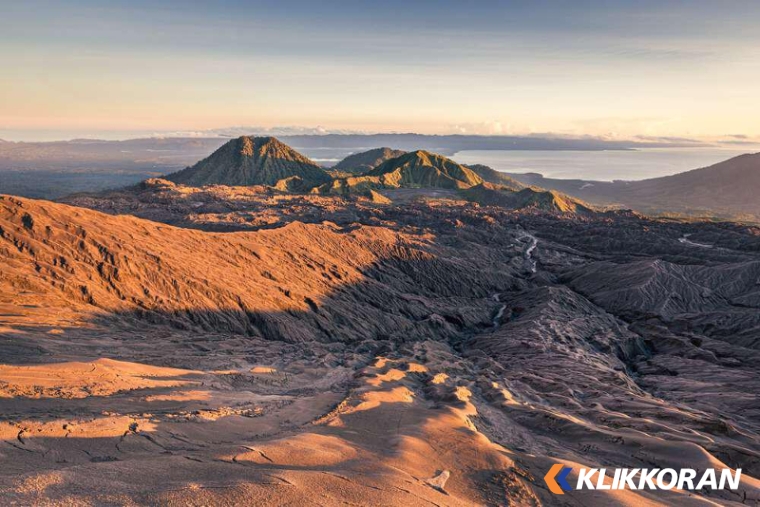 Gunung Dukono (foto: Atourin)