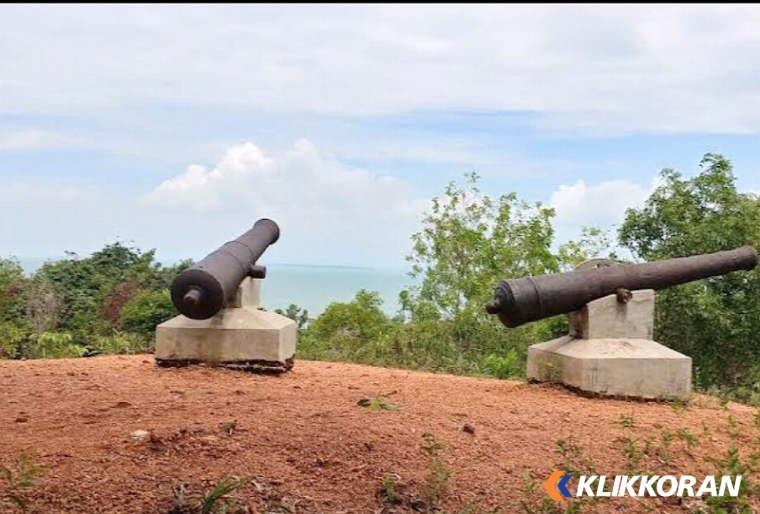 Tugu Meriam Riau-Lingga Pulau Penyengat (foto: Datuk Kalu)