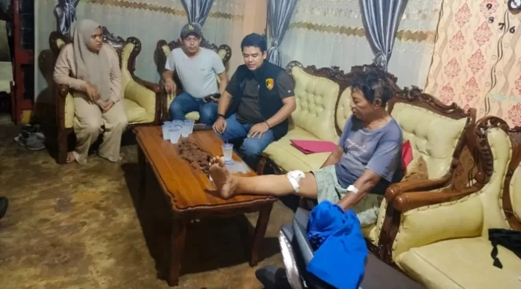 Kasat Reskrim Polresta Pekanbaru, Kompol Bery Juana Putra saat melihat kondisi korban di rumahnya.(ist)