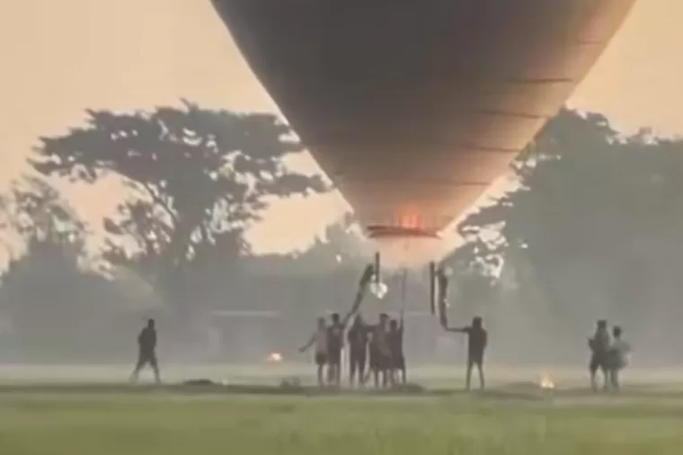 Balon udara berekor petasan meledak di Ponorogo. (Foto: J News)