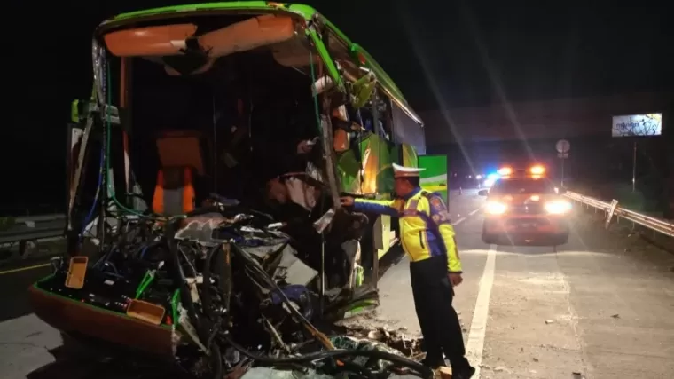 Kecelakaan Bus Rombongan Study Tour di Tol Jombang. (Foto: tvOneNews)