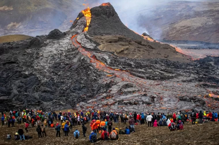 Gunung Berapi di Islandia muntahkan lava merah. (Foto; Media Indonesia)