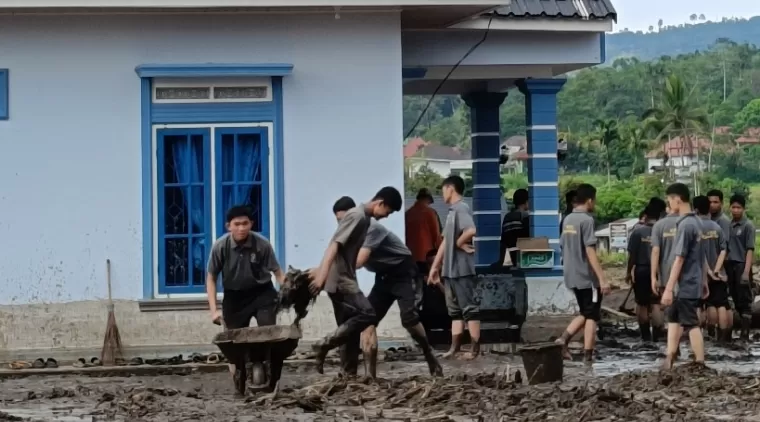 Beginilah suasana saat Santri PPM Diniyyah Pasia bergotong royong bantu rumah warga terdampak Banjor Bandang dan Lahar Dingin di Agam.(ist)