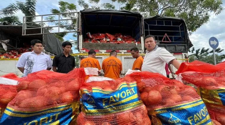 Tiga Sopir Truk Ditangkap Bawa 21 Ton Bawang Bombai Ilegal dari Malaysia