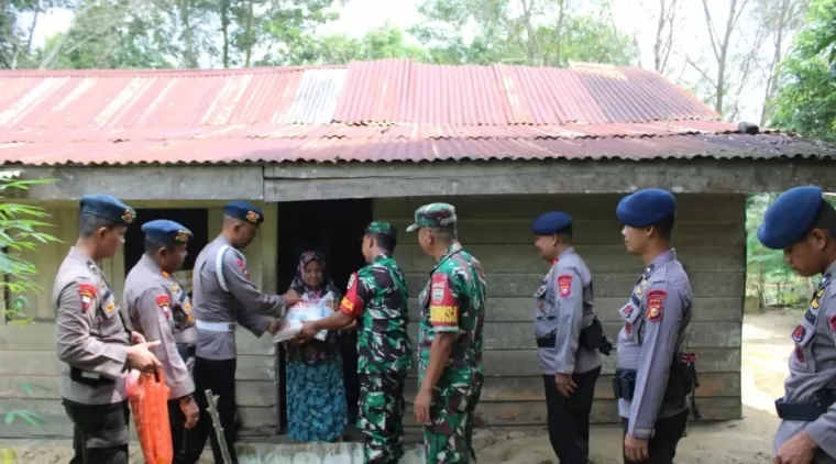 Momen saat TNI Polri kompak berbagi sembako di Kecamatan Tanah Putih, Rohil.(ist)
