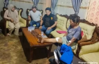 Kasat Reskrim Polresta Pekanbaru, Kompol Bery Juana Putra saat melihat kondisi korban di rumahnya.(ist)