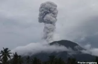 Gung Ibu erupsi. (Foto; CNN)