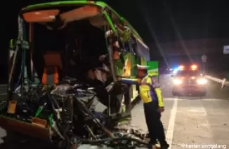 Kecelakaan Bus Rombongan Study Tour di Tol Jombang. (Foto: tvOneNews)