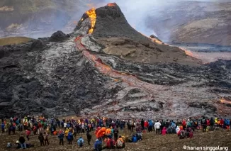 Gunung Berapi di Islandia muntahkan lava merah. (Foto; Media Indonesia)