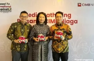 Head of Region Sumatera CIMB Niaga Maya Sartika (tengah) bersama jajaran manajemen CIMB Niaga Pekanbaru di sela-sela acara Media Gathering Bersama CIMB Niaga di Pekanbaru, Kamis (30/5/).(Mhd Ihsan)