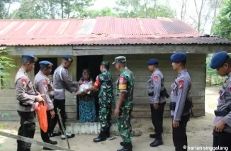 Momen saat TNI Polri kompak berbagi sembako di Kecamatan Tanah Putih, Rohil.(ist)