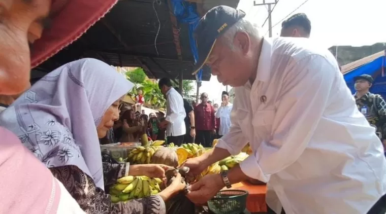 Basuki Tawari Jokowi Jengkol di Pasar Senggol