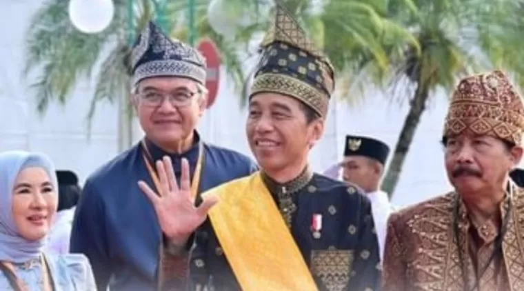 Begini Gagahnya Presiden Saat Kenakan Pakaian Adat Melayu Riau