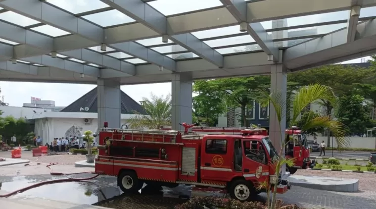 Kantor Bank Riau Kepri Terbakar